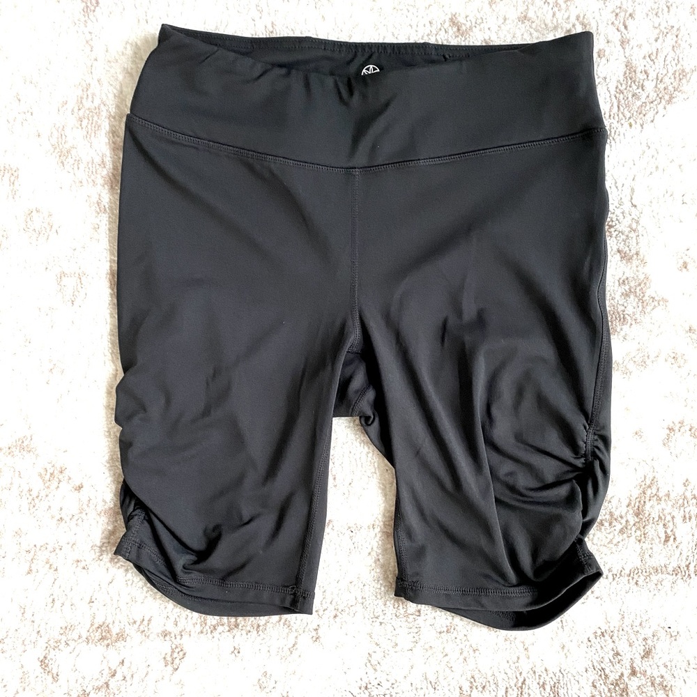 GAIAM Ruched Bike Shorts (M)